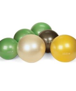A imagem mostra um conjunto de bolas de exercício ou bolas de pilates, em várias cores: verde, dourado, castanho e amarelo. Estão dispostas de forma agrupada sobre uma superfície branca, com fundo também branco.