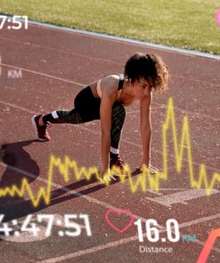 Mulher em posição de partida numa pista de atletismo ao ar livre, com sobreposição de elementos gráficos digitais como batimento cardíaco, distância percorrida, tempo e trajeto, representando monitorização de desempenho desportivo.
