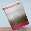 Imagem de um livro em destaque sobre uma superfície de madeira, com fundo azul claro desfocado. A capa do livro tem tons de branco, rosa e castanho, e o título é "Flexibilidade e Alongamento – Um Modelo Taxonómico". Palavras relacionadas como “flexibilidade”, “amplitude articular” e “mobilidade” estão dispersas na zona inferior da capa. O nome da autora, Sandra B. Freitas, aparece no canto superior esquerdo.