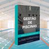 Imagem de uma piscina interior com linhas de separação de pistas, servindo de fundo a um livro intitulado "Gestão de Piscinas – Manual de Boas Práticas", em destaque no centro da imagem. O livro tem capa em tons de azul, preto e cinza, com os autores identificados na parte inferior.
