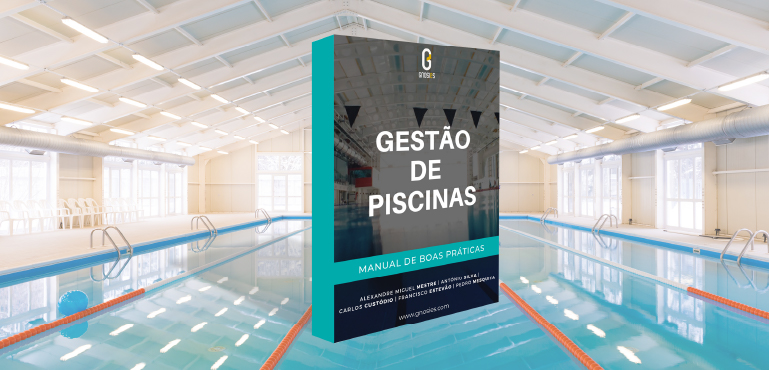 Imagem de uma piscina interior com linhas de separação de pistas, servindo de fundo a um livro intitulado "Gestão de Piscinas – Manual de Boas Práticas", em destaque no centro da imagem. O livro tem capa em tons de azul, preto e cinza, com os autores identificados na parte inferior.
