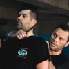 Treinador de Krav Maga ensina técnica de defesa contra ameaça com faca.