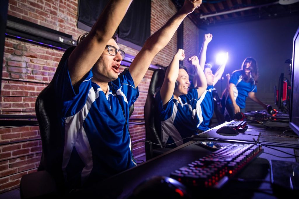 Equipa de eSports celebra vitória num torneio de desportos eletrónicos, destacando a emoção da competição digital e o crescimento dos atletas virtuais, como tendência em 2025.