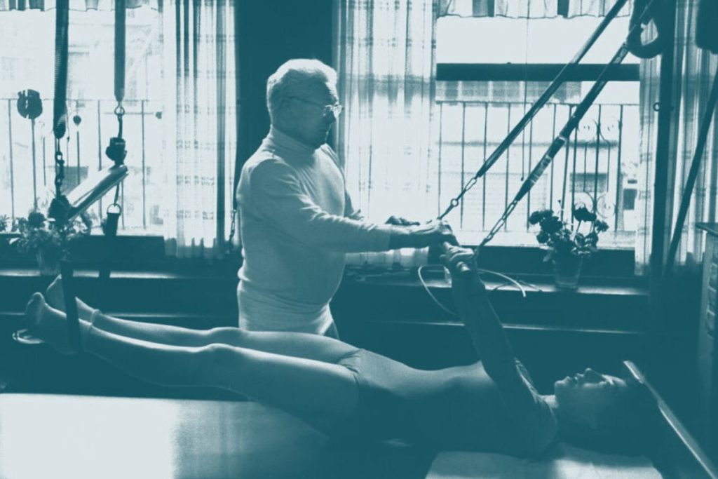Joseph Pilates, criador do Pilates, numa sessão de Pilates clinico